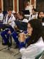 Setenta estudantes e um maestro, que compõem a Banda Sinfônica Bento Mossurunga do Colégio Estadual do Paraná, emocionaram e arrancaram muitos aplausos de uma plateia que, na noite de quarta-feira (27), lotou os mezaninos e os corredores do Instituto de Educação do Paraná (CEP-Instituto).