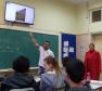 Um bate-papo em inglês foi a estratégia escolhida pela professora Patrícia Santana para incentivar seus estudantes em práticas de conversação da Língua Inglesa. 