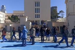 Estudantes no exercício "plano de abandono"