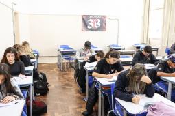 Estudantes fazem simulado do Saeb