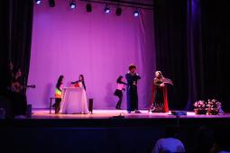 Estudantes do Grutinha encenam