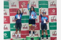 Giovana e Fernanda, nas pontas, da equipe de ciclismo do CEP