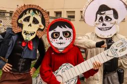Estudantes no evento Día de los Muertos