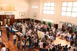 Estudantes participando das mostras de Conhecimento e da Educação Profissional