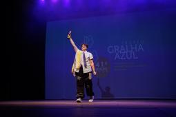 Isac Kempe ergue o troféu