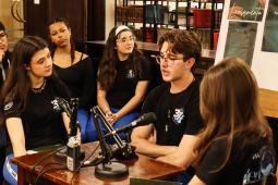 Estudantes realizam podcast