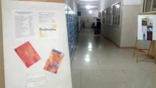 painel com lista de livros sobre matemática