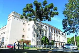 vista do prédio principal da sede do CEP, com céu azul
