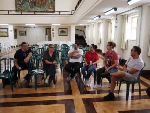 artista plástica reunida com os professores