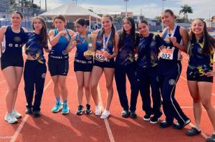 Equipe feminina de atletismo do CEP, com as medalhas