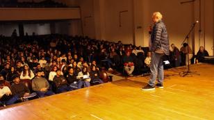 Palestrante e turma, no auditório