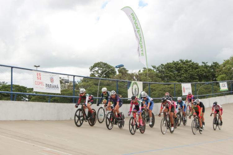 ciclistas em disputa na Taça Brasil de Ciclismo de Pista