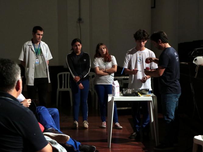 estudantes_experimentacao_biotecnologia