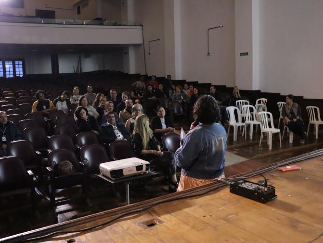 auditório com presentes na assembleia geral da APMF
