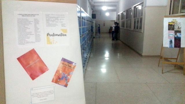 painel com lista de livros sobre matemática