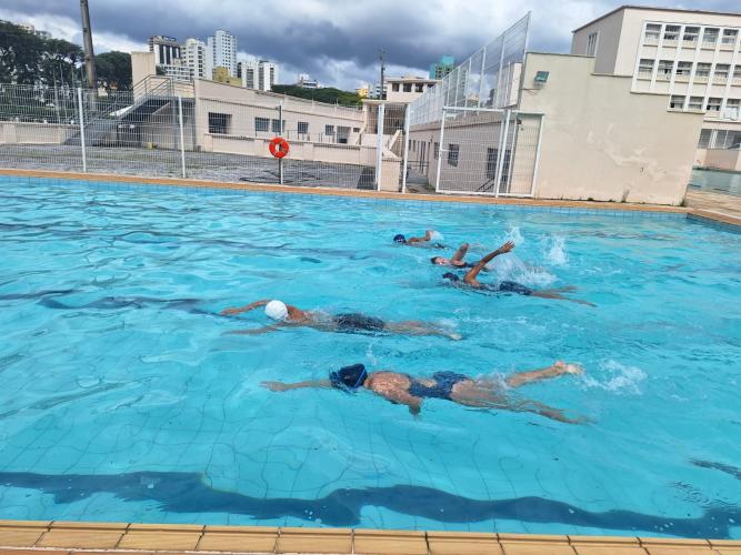 estudantes praticando natação na piscina do CEP
