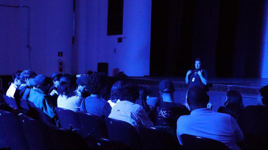 palestrante e turma de estudantes no auditório