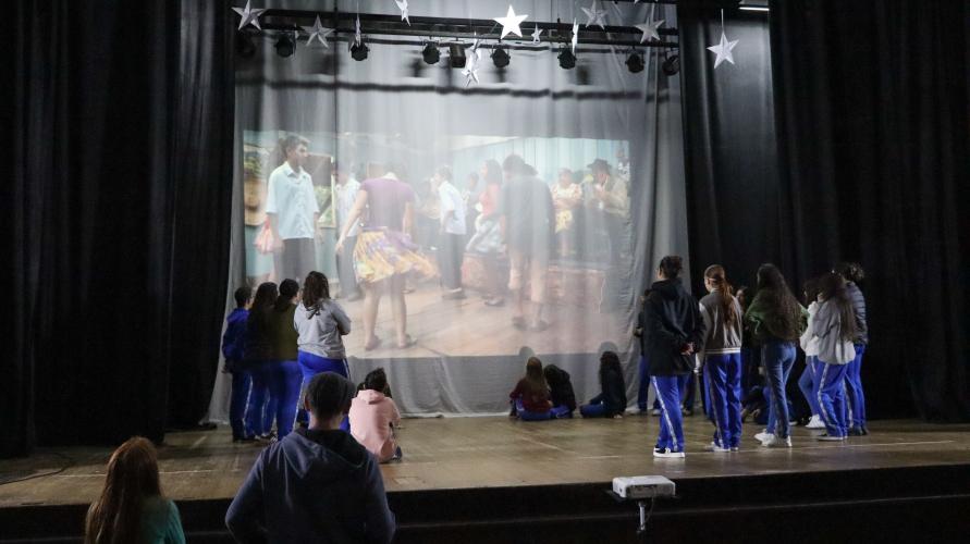 estudantes assistem a conteúdos sobre fandango, e praticam a dança