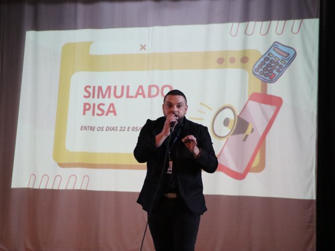 reunião com estudantes orientando sobre o Pisa OCDE