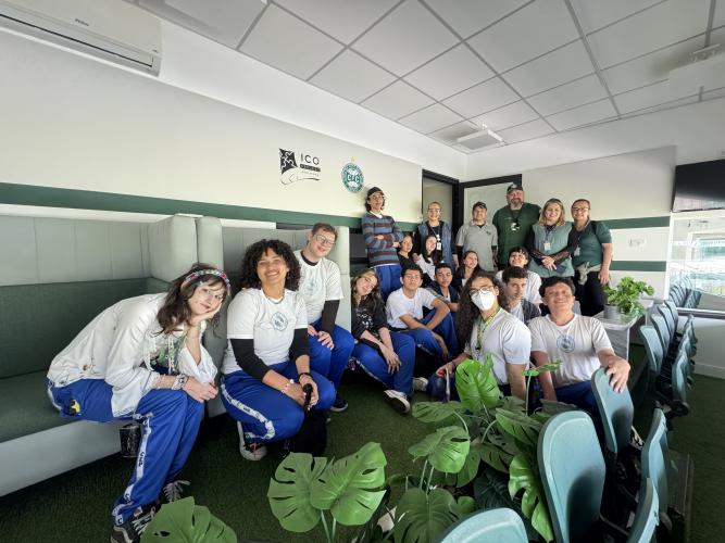 estudantes_da_sala_de_recursos_em_visita_ao_Coritiba