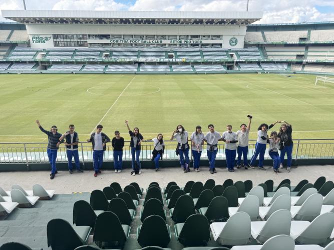 estudantes_da_sala_de_recursos_em_visita_ao_Coritiba