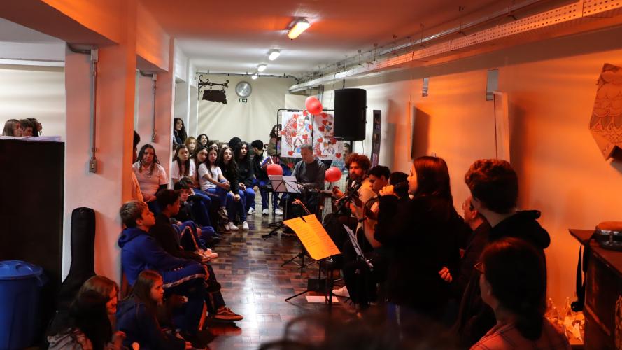 Cenas do recital pelo Dia do Choro e da peça A Máquina