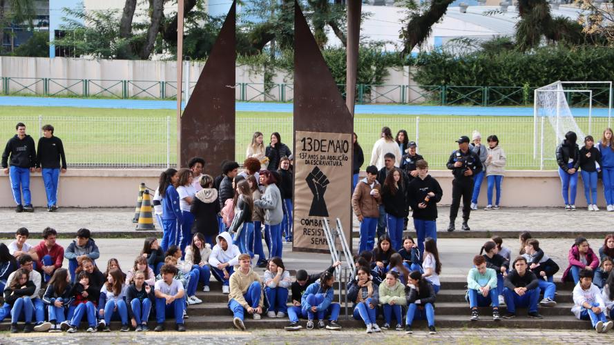 Estudantes produzem mega cartaz com palavras de luta e resistência negra