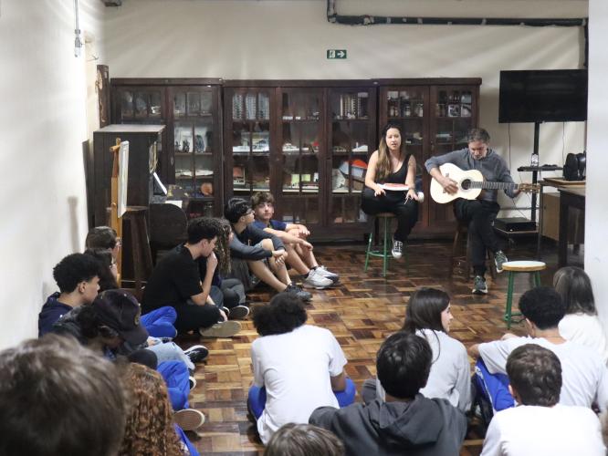 Estrela Leminski e Téo Ruiz cantam para turma do ensino médio noturno