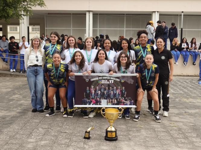Equipe de futsal feminino do CEP posa para foto
