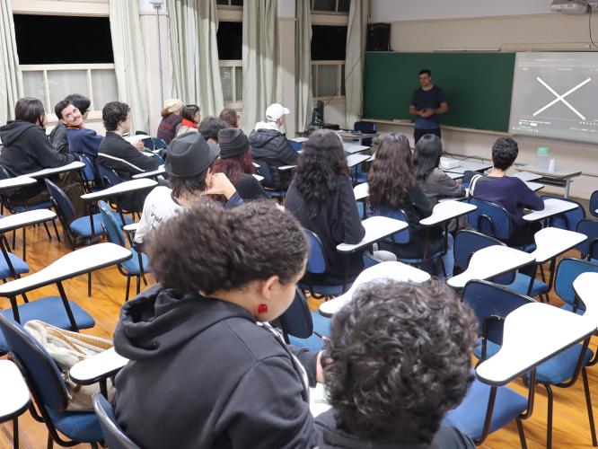 Sala de aula com professor Laqua explicando à turma sobre animação