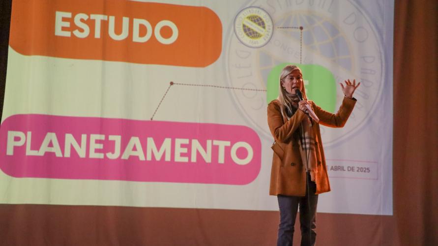 Diretora geral Laureci Schmitz fala, do palco do auditórios, à equipe docente e pedagógica do CEP