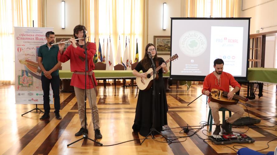 Músicos executam canções da Idade Média