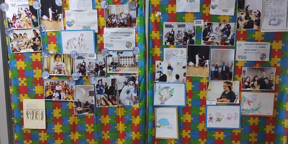 Painéis com fotos e desenhos, de estudantes com TEA