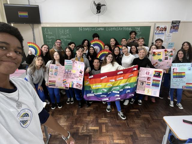 Estudantes produzindo cartazes com mensagens em espanhol em defesa da diversidade