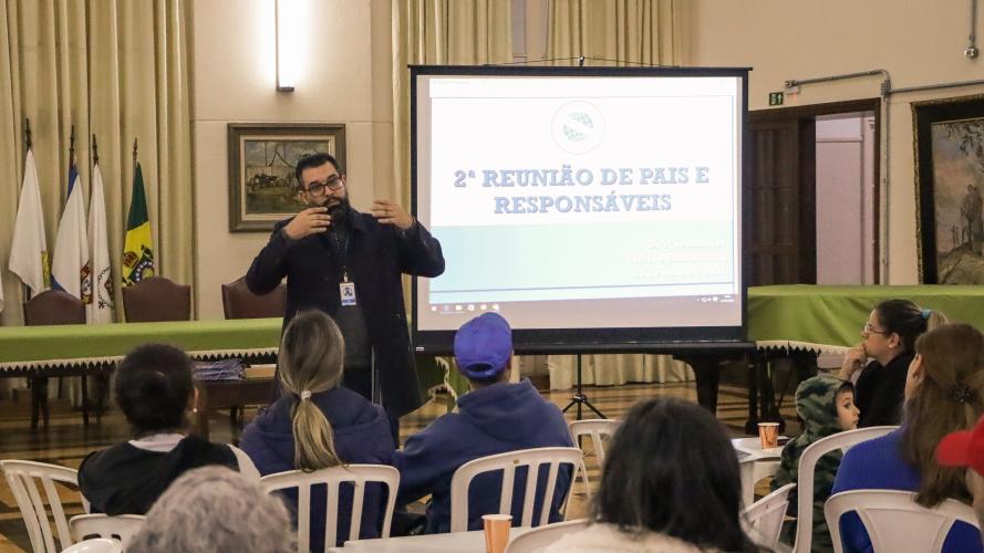 Pais e responsáveis dos/as estudantes do ensino médio noturno em reunião com direção e equipe pedagógica