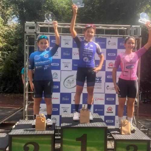 Fernanda Camargo na posição 2 do pódio