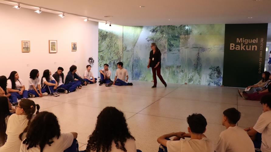 Estudantes do ensino médio nas dependências do Museu Oscar Niemeyer