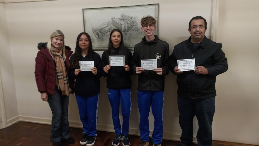 Estudantes exibem certificado