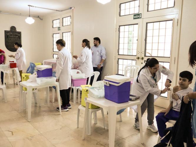 Aplicação de vacinas em estudantes do CEP
