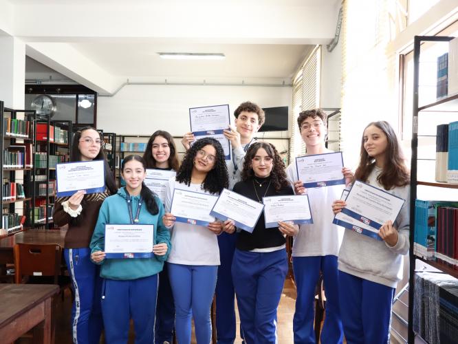 Estudantes exibem certificados obtidos