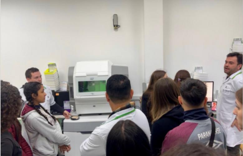 Estudantes em laboratório de prótese odontológica