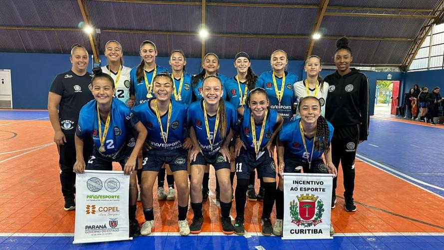 Equipe de futsal feminino do CEP, sub-14, em foto oficial