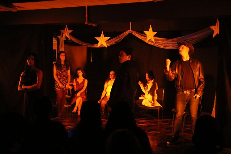 Encenação da peça "A novela"