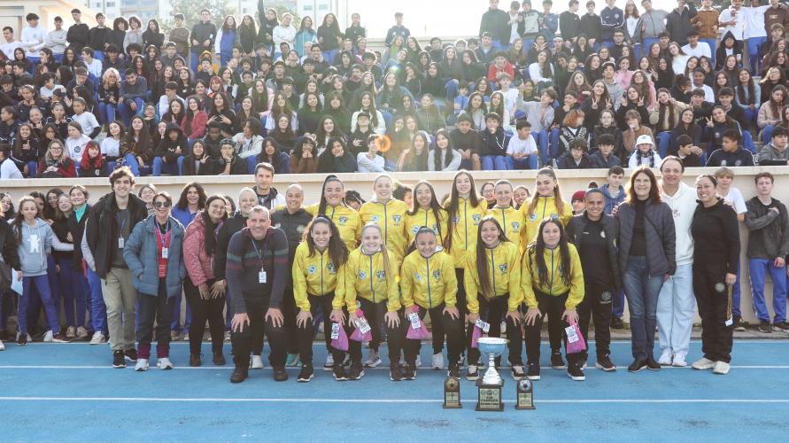 Equipe de futsal feminino é homenageada no campo do CEP