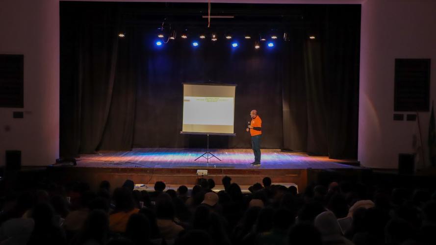 palestra no auditório do CEP