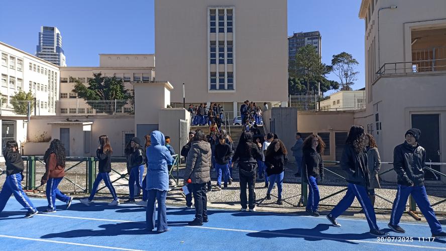 Estudantes no exercício "plano de abandono"