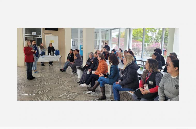 Café com funcionários e funcionárias