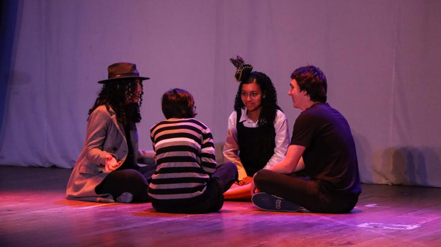 estudantes encenam Noite na Taverna