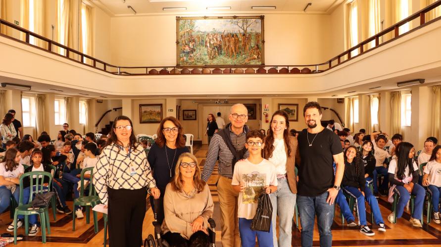 Breno recebe prêmio de concurso Miguel Bakun