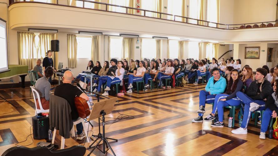 Aula de História do Brasil, com música